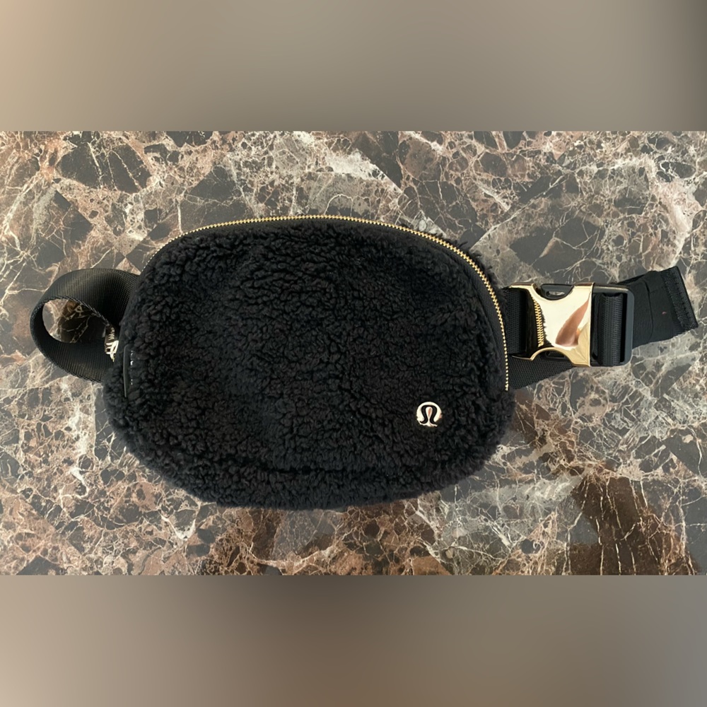 Lululemon Belt Bag Black Sherpa